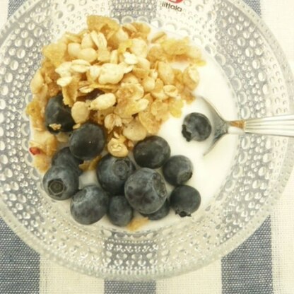 おはようございます♪朝食ヨーグルト、続いてます♪今日も生ブルーベリーで。健康のために1日1食～。ごちそうさまです＾＾♪